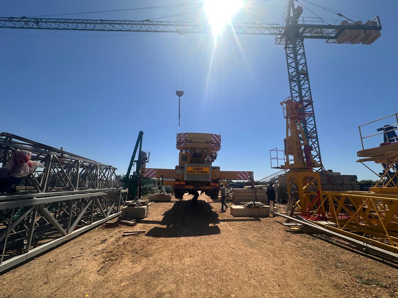 Équipe SM Grue en opération de levage sur chantier Maroc